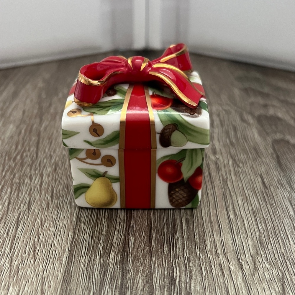 Holiday‎ trinket box